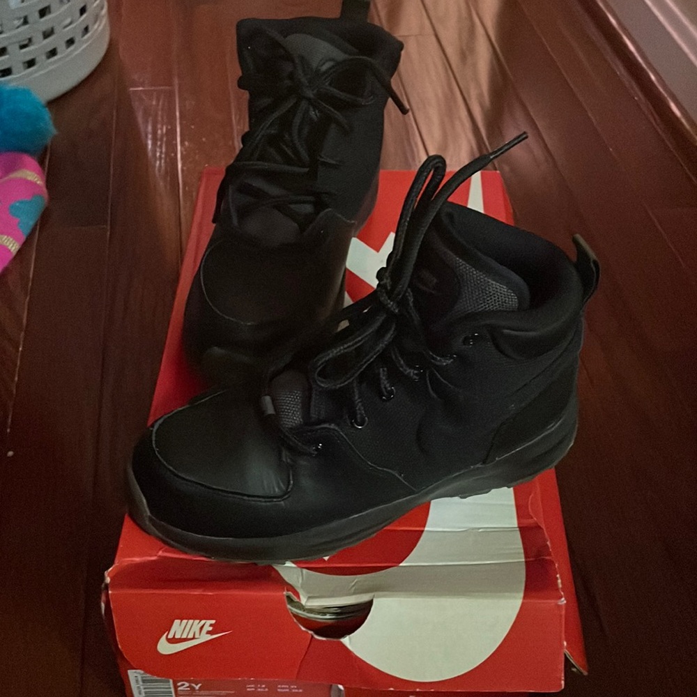 Kids size 2 Nike Boots(Manoa)